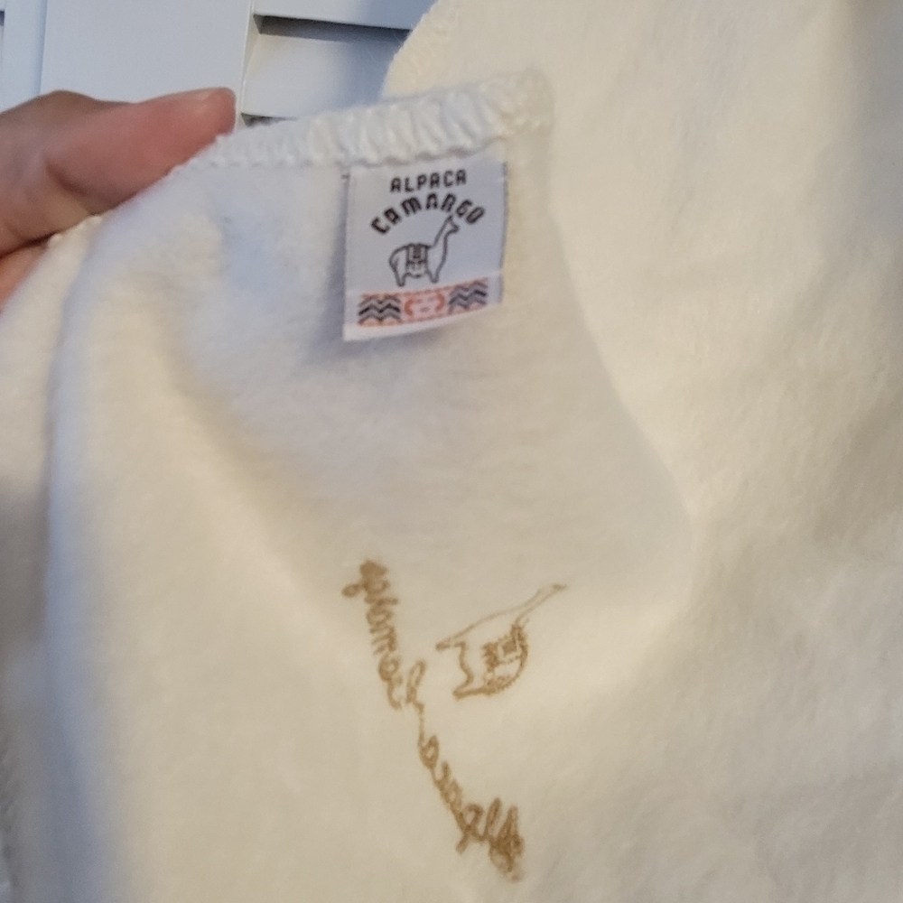 ALPACA CAMARGO NWT Long Tasseled Scarf. - Picture 6 of 10